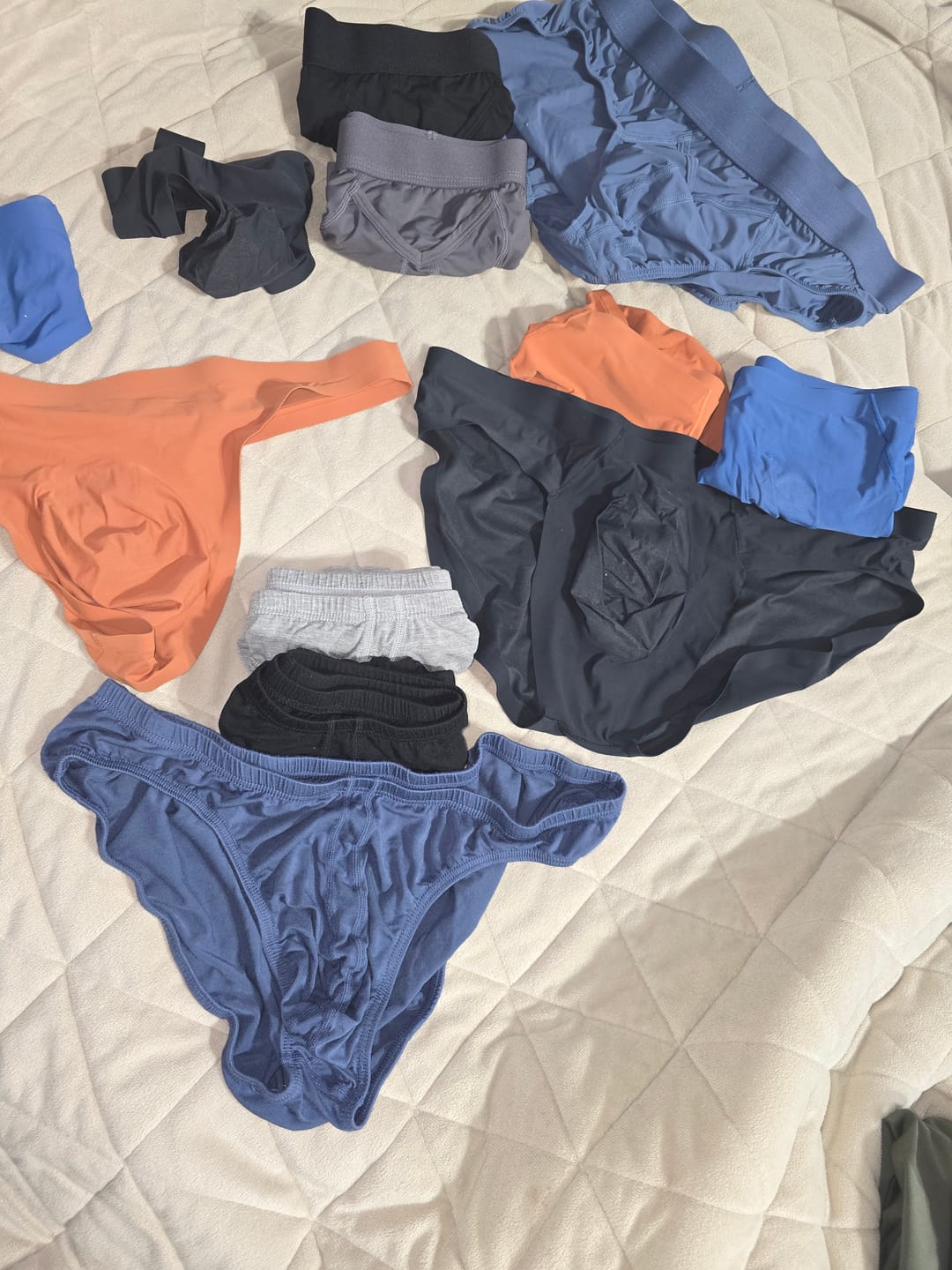 Customer photo review of Seamless Brushed Nylon 0in Briefs No Fly 3pk Black/Night Fall/Red Stone