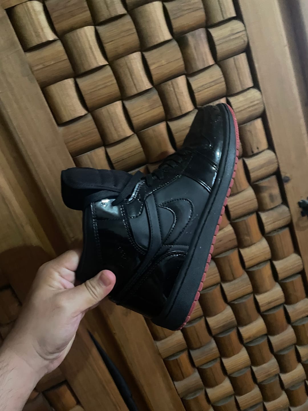 Customer photo review of Tenis Retro 1 Charol Negro Suela Rojo