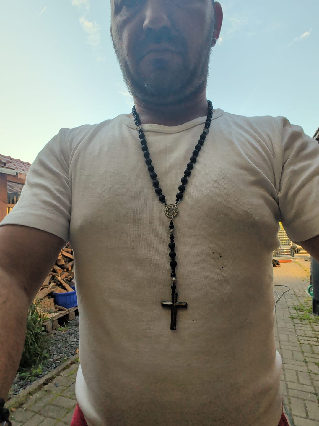 Customer photo review of Christianartworkshop St. Benedikt-Medaille und Kreuz aus 8 mm rundem schwarzem Rosenkranz aus Nylonschnur mit mehreren Materialien
