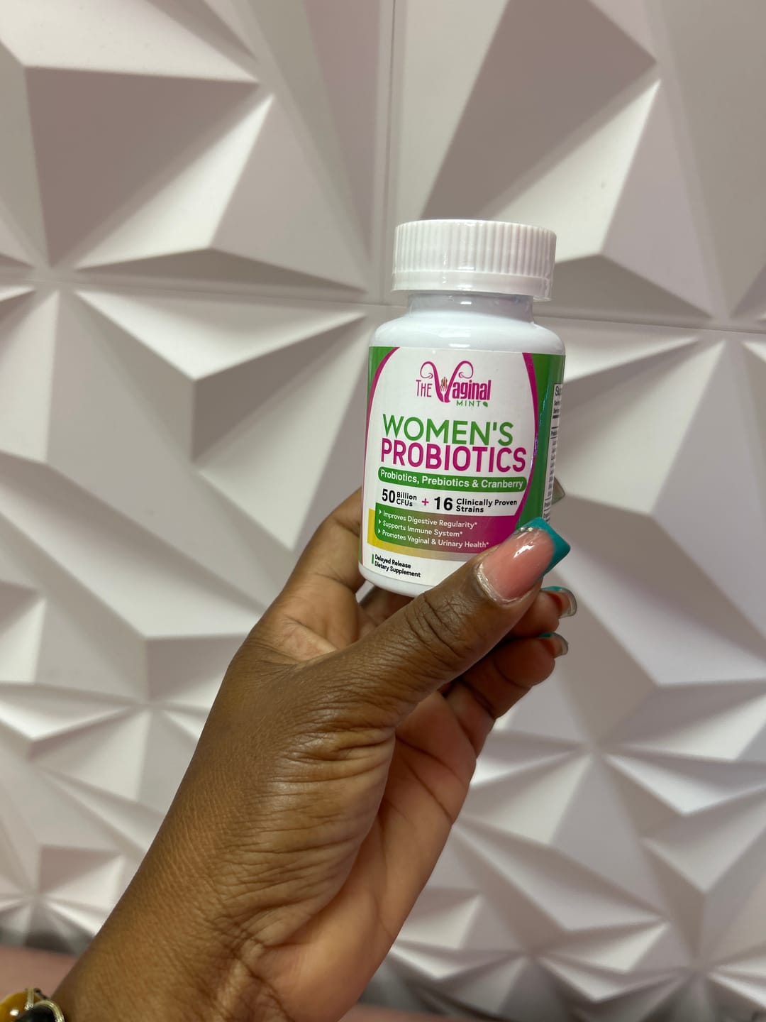 Customer photo review of Women's Vegan Prebiotics & Probiotics – 50 Billion CFU + Cranberry 🌱 👩🏾‍⚕️