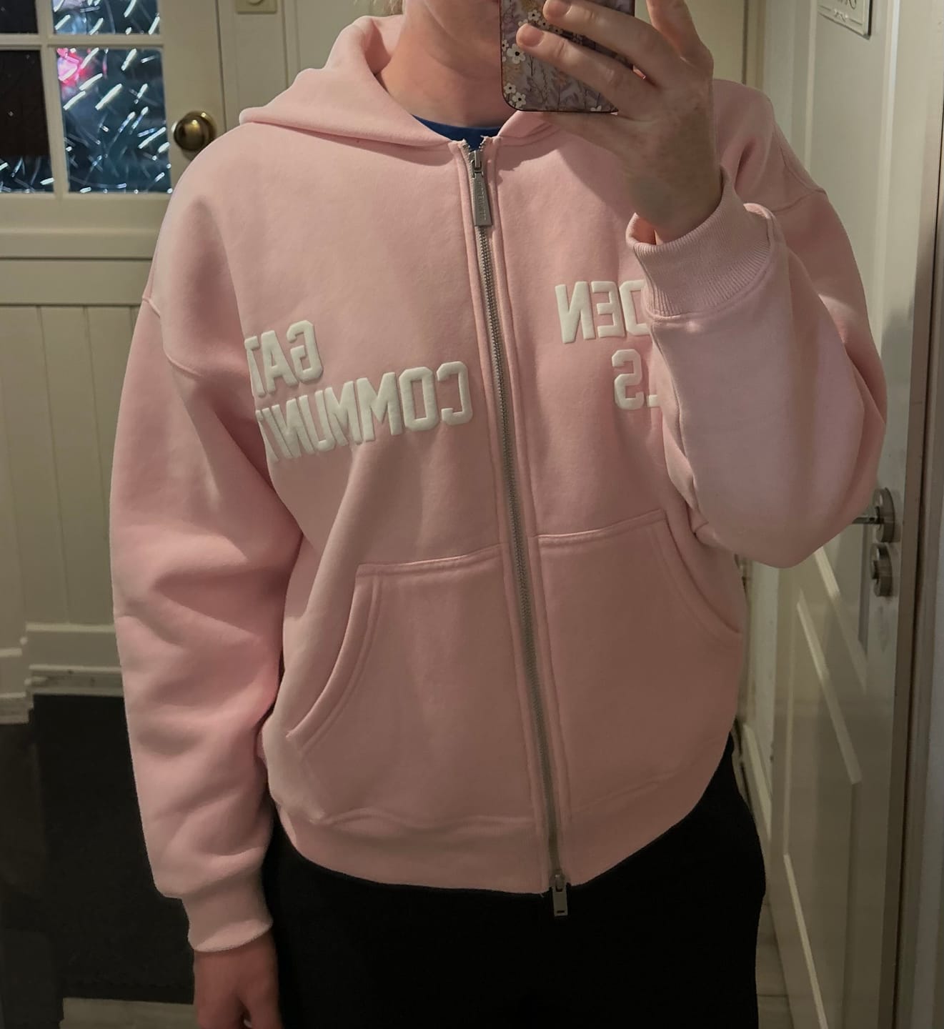 Kundenbewertung mit Foto zum „GATED COMMUNITY ZIP HOODIE LIGHT PINK“