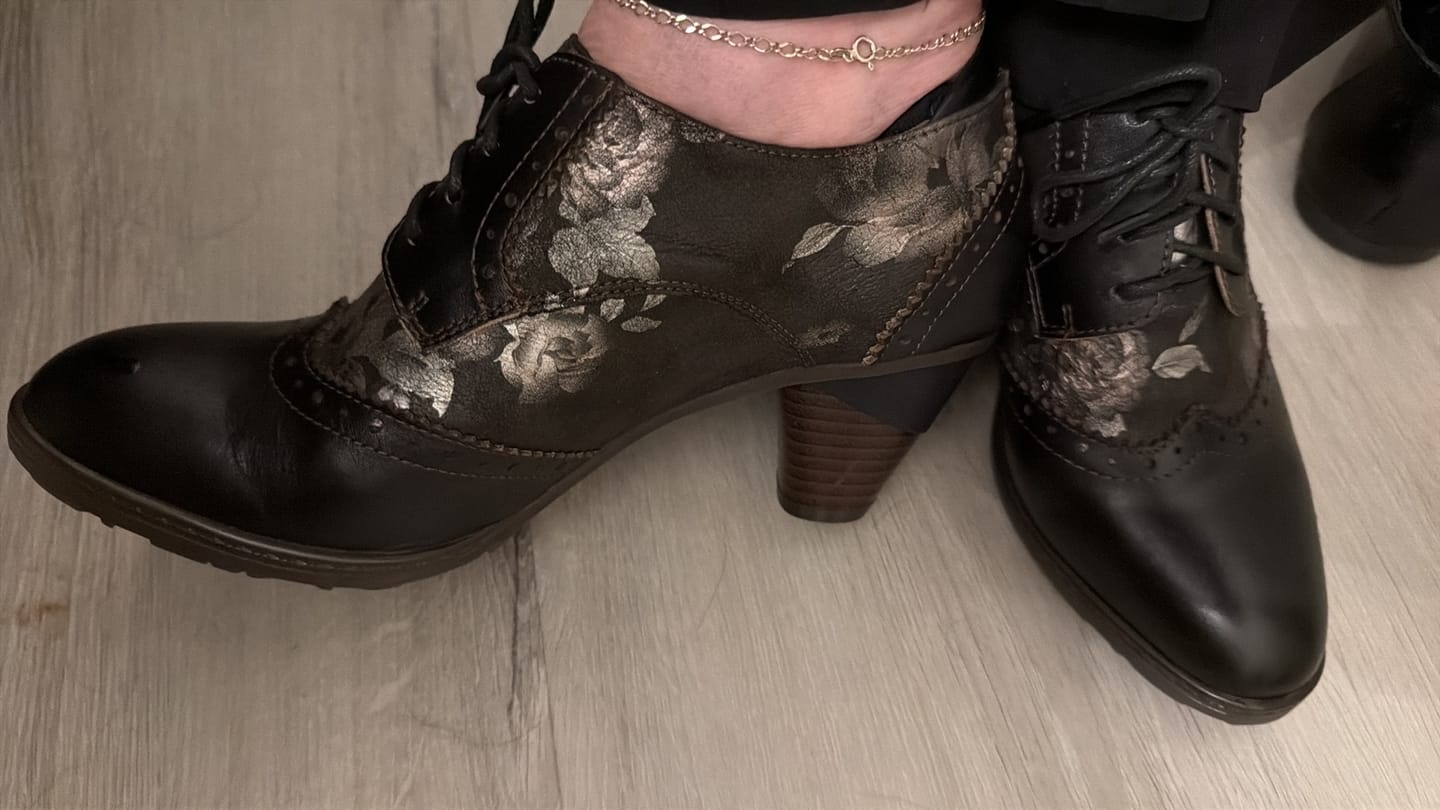 Customer photo review of Vintage Heritage Lace-Up Pumps