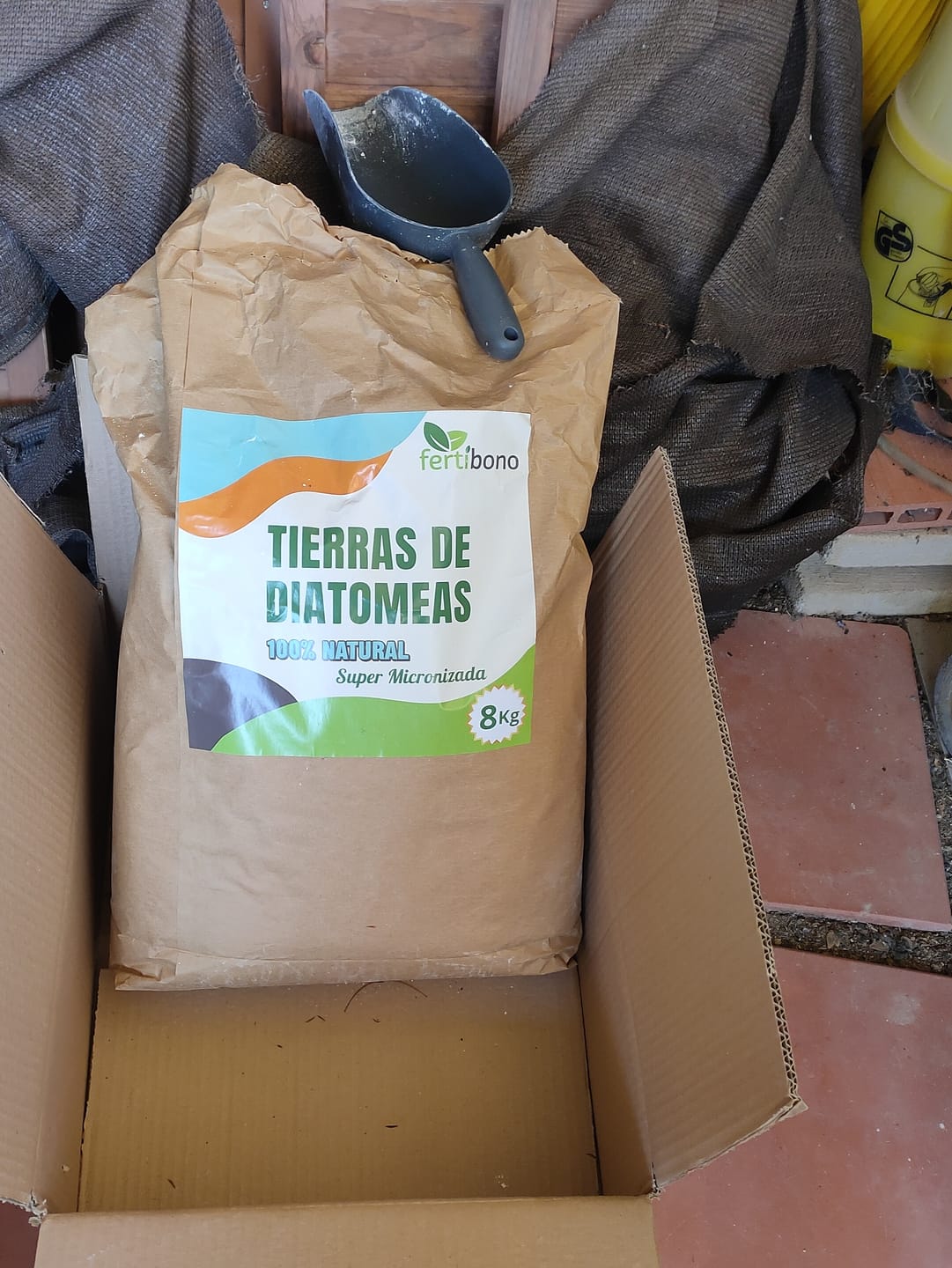 Customer photo review of FERTIBONO Tierra de Diatomeas PREMIUM – 100 % Natural | Polvo Ultrafino 8 kg |Múltiples Aplicaciones | Alta Pureza Super Blanca | Vegano y Seguro