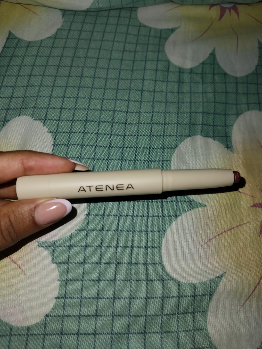 Customer photo review of SOMBRAS CREMOSAS EN BARRA