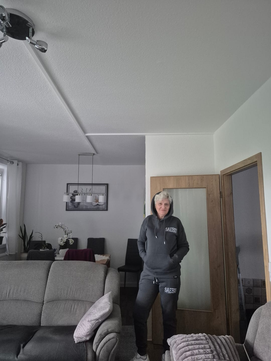 Customer photo review of Lifestyle Damen Jogginghose anthrazit mit Stickerei by SAEBIS®