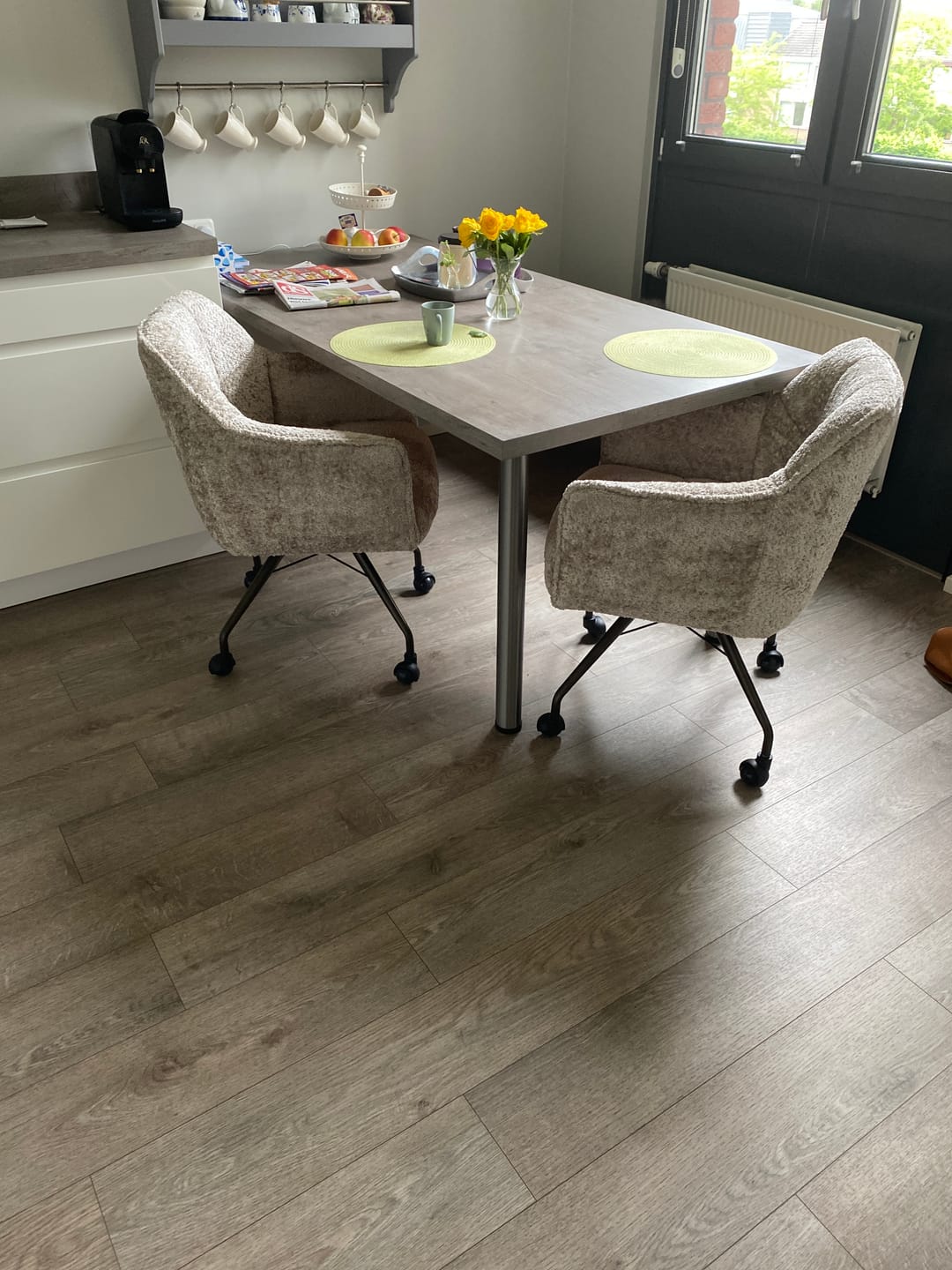 Customer photo review of Eetkamerstoel Vantage - Beige - Savelle Stof - Met Wieltjes