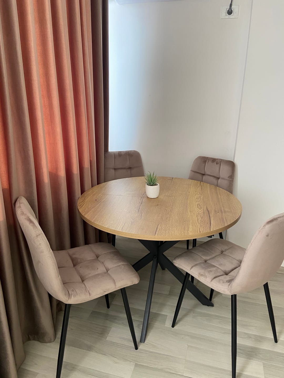 Customer photo review of Masa extensibila pentru sufragerie GASTON, stejar/negru, 100/135x100x75 cm