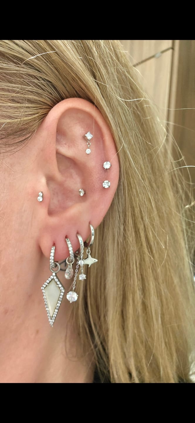 Customer photo review of VOGUE Threadless Cartilage Stud