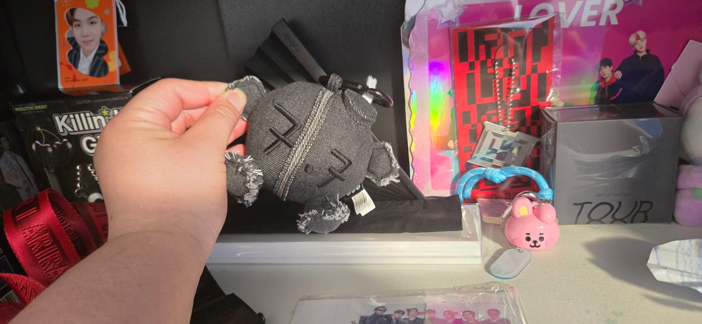 Customer photo review of BTS - ARIRANG WORLD TOUR OFFICIAL MD ARMY BOMB PLUSH KEYRING