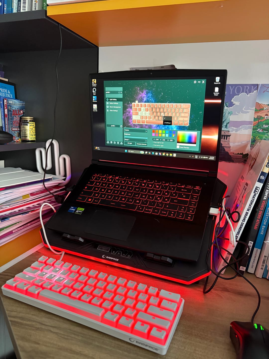 Customer photo review of 6 Fanlı RGB 10-17'inç Notebook Soğutucu Stand-Siyah