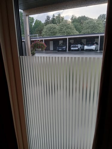 Kundens vindu dekket med stripete Static Linia vindusfolie, som skjermer for innsyn.