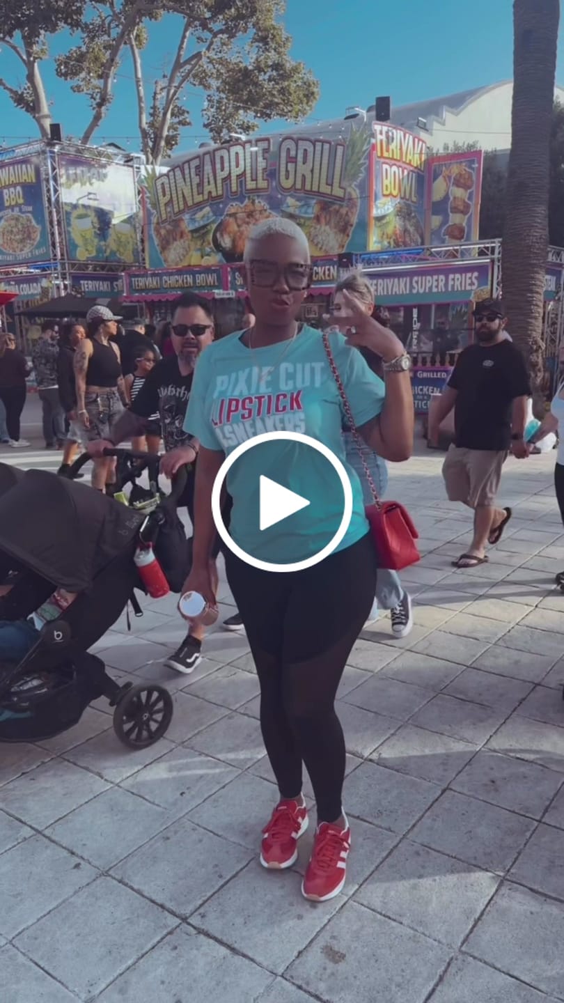 Customer video review of Pixie Cut, Lipsitck, & Sneakers Tshirt-Sky Blu