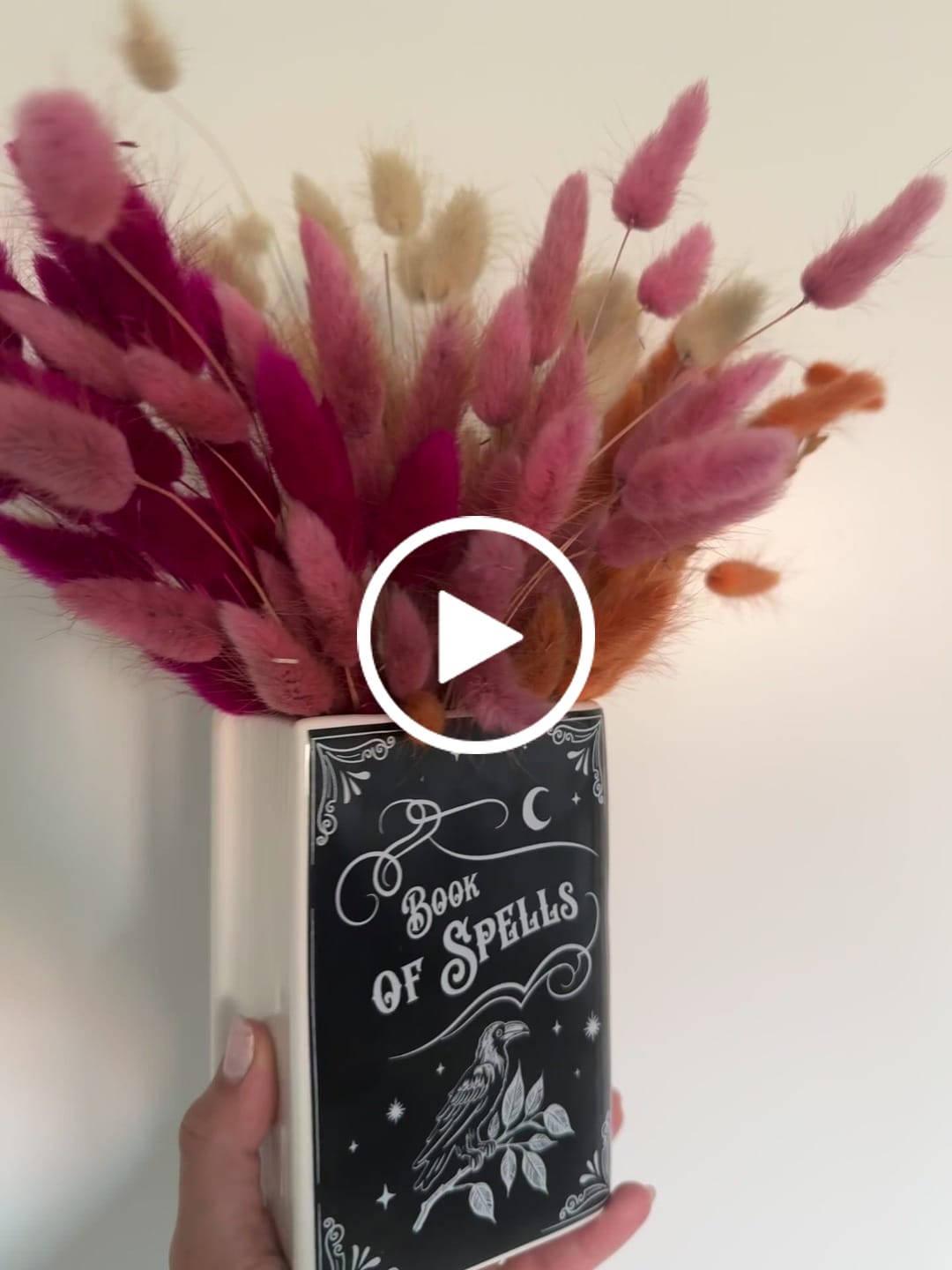 Customer video review of Spellbook Vase – Keramik Zauberbuch für Blumen & Summerween-Vibes