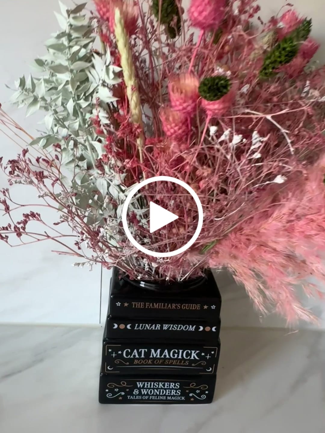 Customer video review of Katzenmagie Vase „Bücher der Magie“ – Witchy Deko Blumenvase