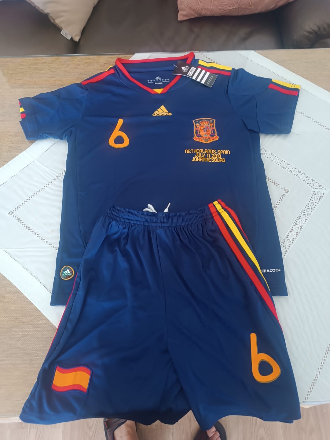 Customer photo review of Andrés Iniesta - Spain Away 2010 World Cup Final Retro Jersey Trikot Maillot Camiseta