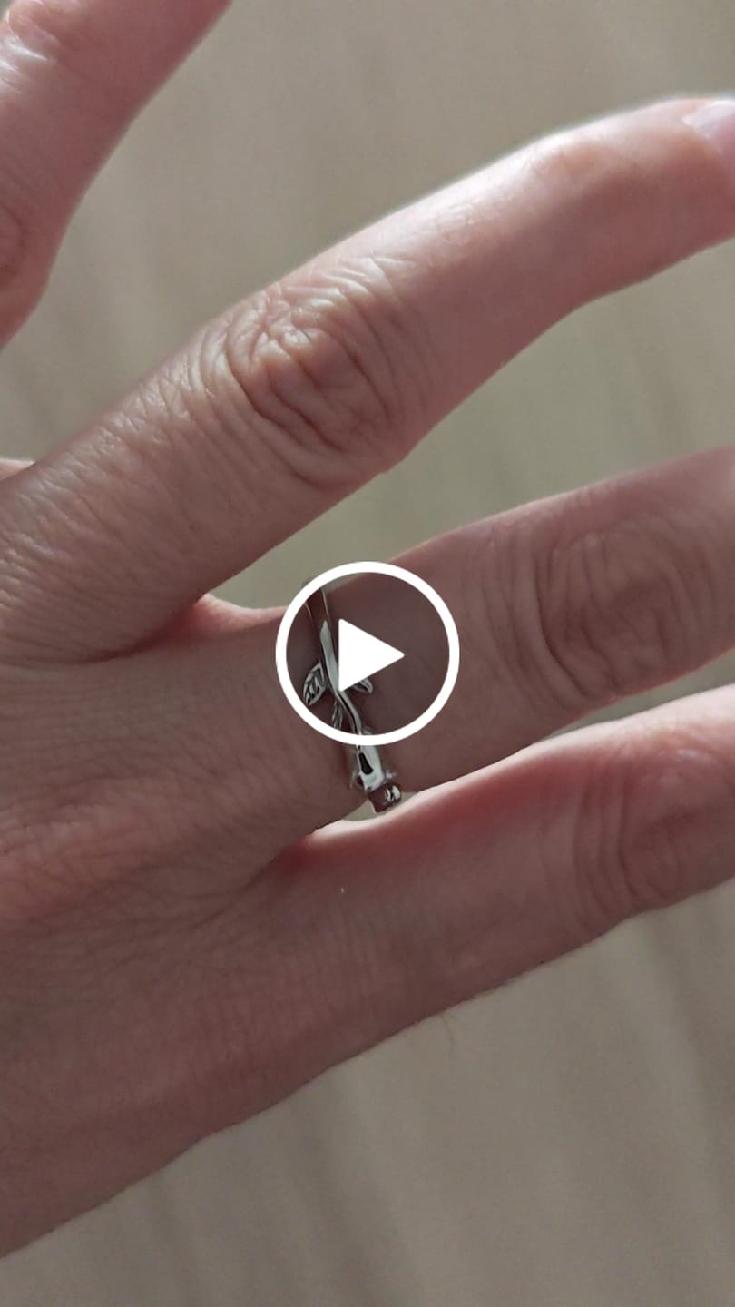 Customer video review of Anillo Pequeña Rosa