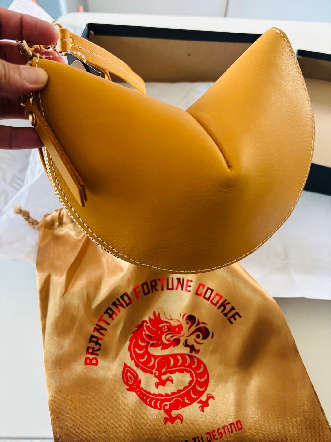 Customer photo review of BOLSO FORTUNE COOKIE PIEL AMARILLO