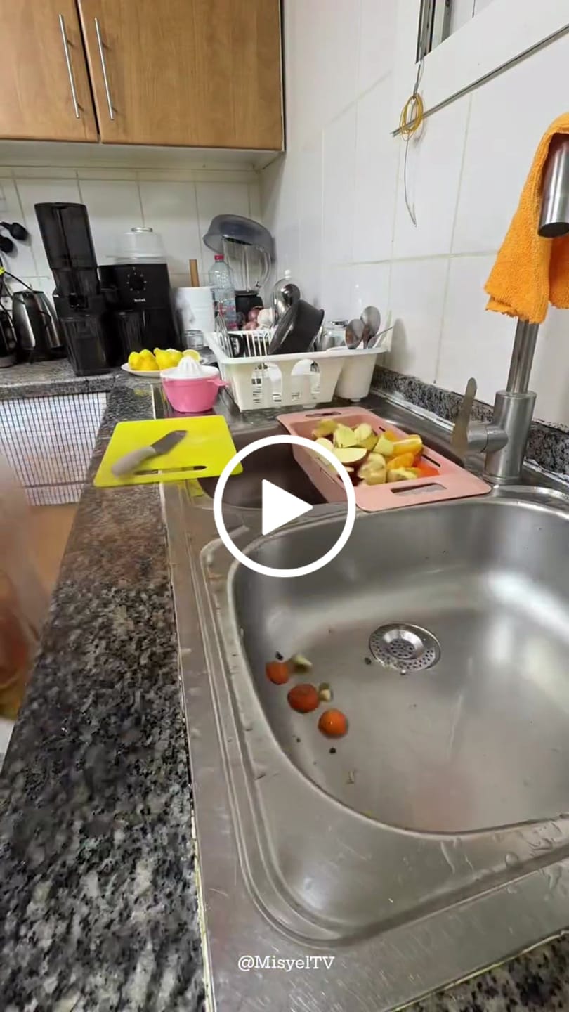 Customer video review of f2500 Self Feeding Whole Fruit Juicer