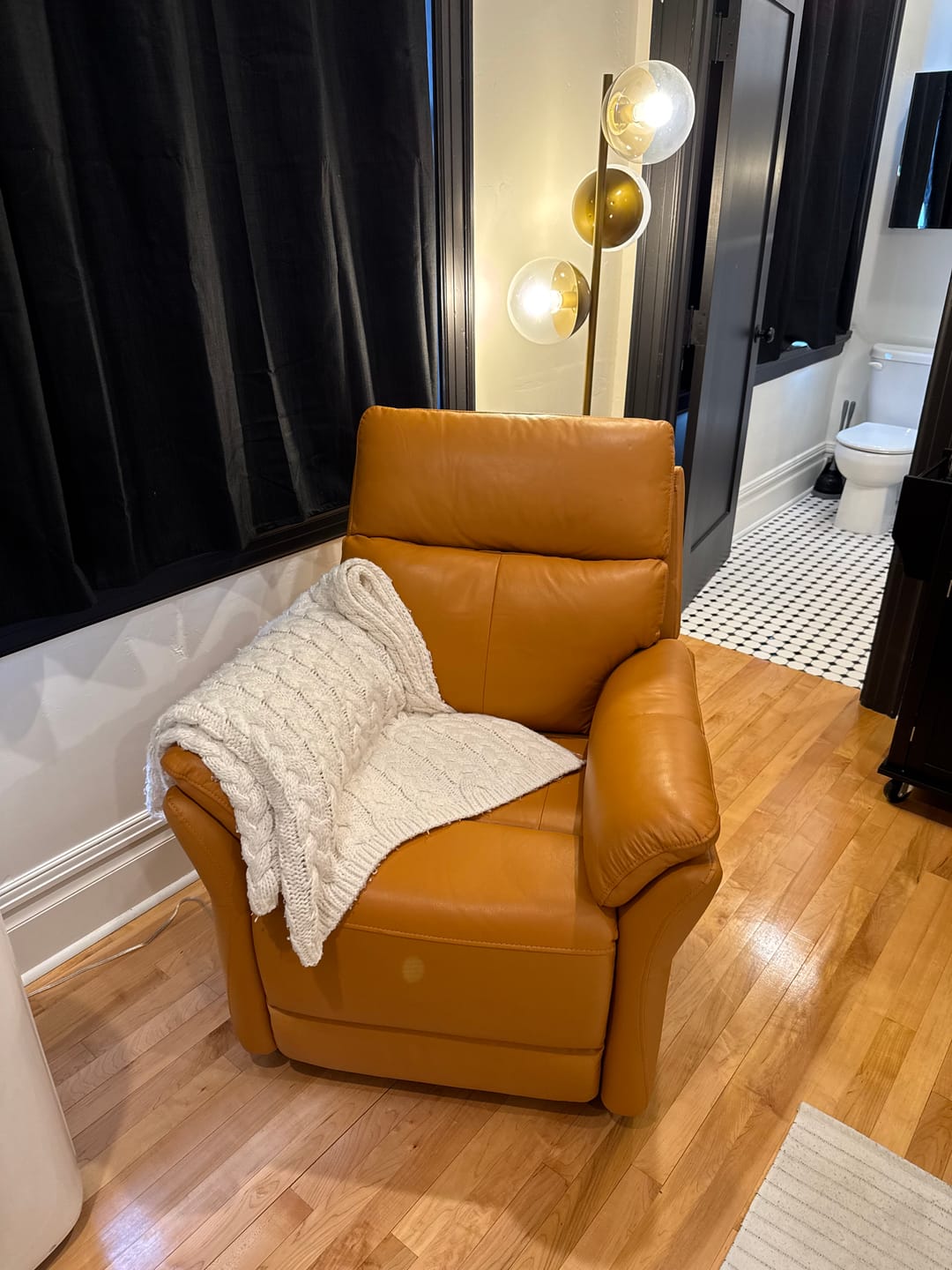 Customer photo review of AIRSKY Manual Top-Grain Leather Ergonomic Recliner with Footrest R1