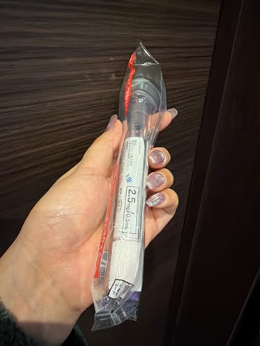 レビュー投稿者が、パッケージに入ったマンジャロ2.5mgペンを手に持っています。