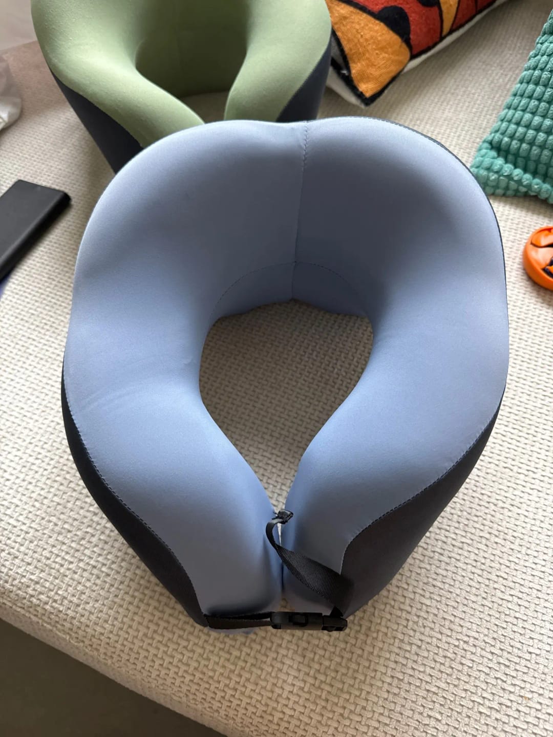 Customer photo review of Oreiller de Voyage Mémoire de Forme Capuche