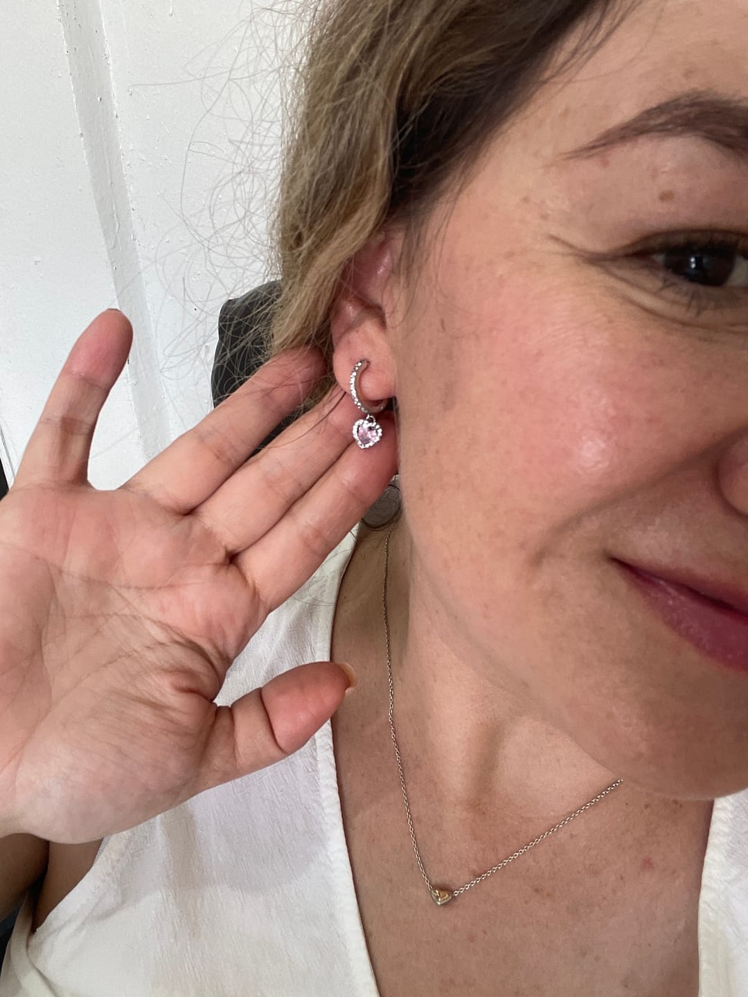 Customer photo review of ARETES PENDIENTES DE ARO CORAZÓN ROSA PANDORA + KIT DE REGALO