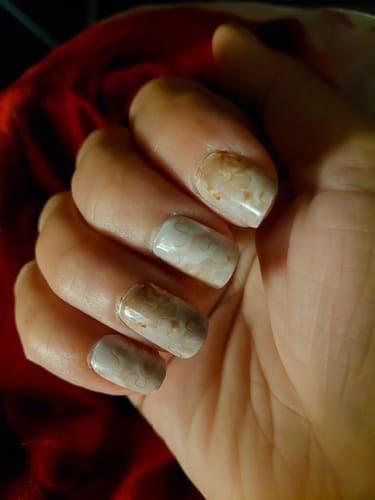 Rezensent zeigt seine Maniküre mit den perlmuttfarbenen 'Pearl Puzzle' UV-Gel-Folien.