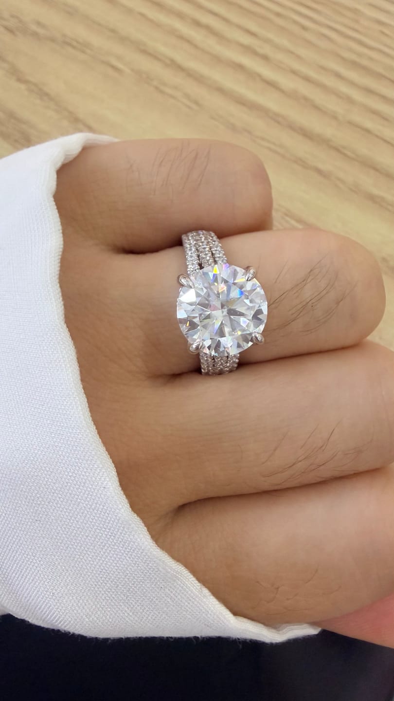 Customer photo review of S925 Moissanite 4.0 Carat Round Cut White Gold Engagement Ring Travel Ring For Women