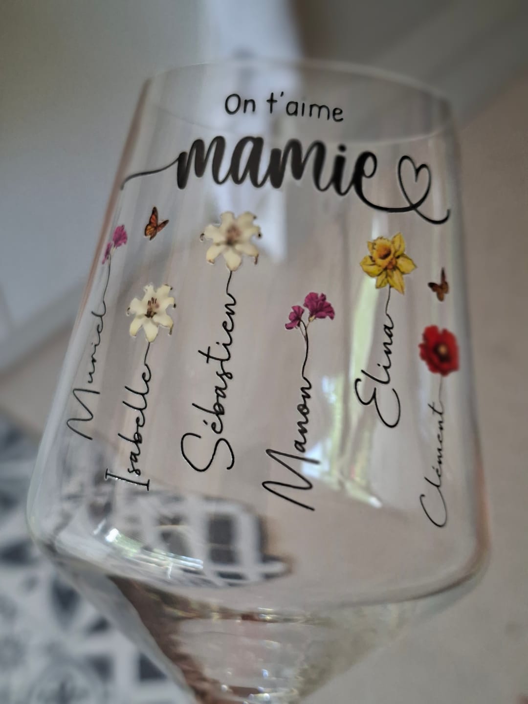 Customer photo review of Le jardin de Mamie - Verre à vin personnalisé avec fleurs de naissance pour Maman et Mamie