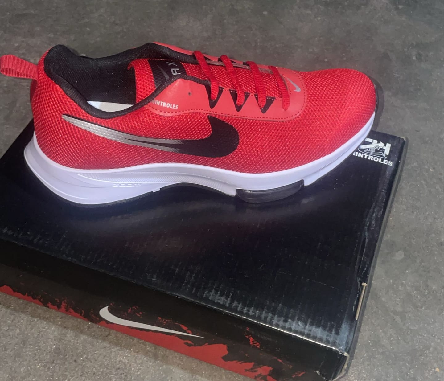 Customer photo review of Tenis 012 Negro Rojo Negro
