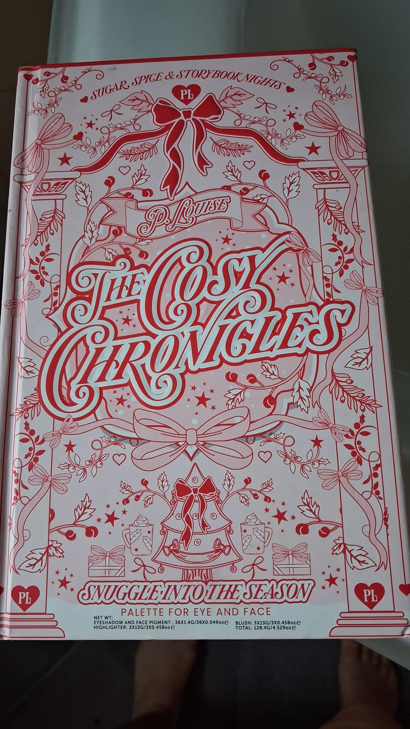 Reseña de la foto del cliente de la paleta de sombras de ojos y rostro navideña The Cosy Chronicles