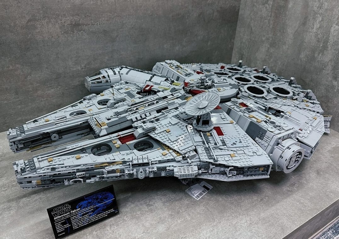 Customer photo review of LEGO Star Wars Millennium Falcon (75192) - RESELL