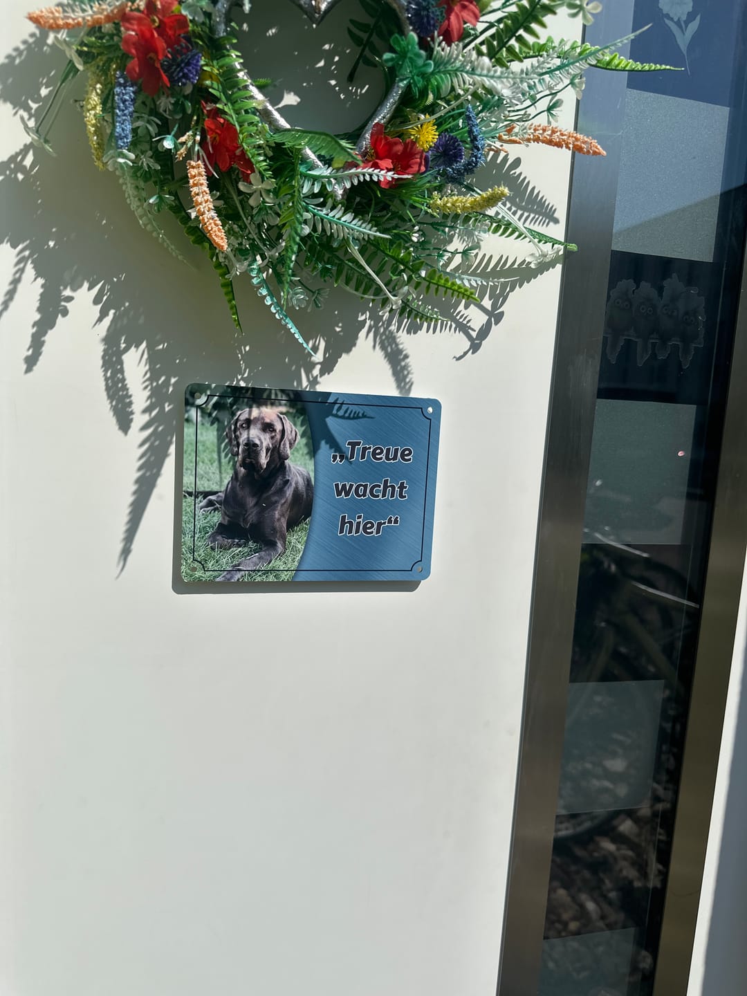 Customer photo review of Hunde-Türschild personalisiert mit Foto & Text (UV- und wetterfest)