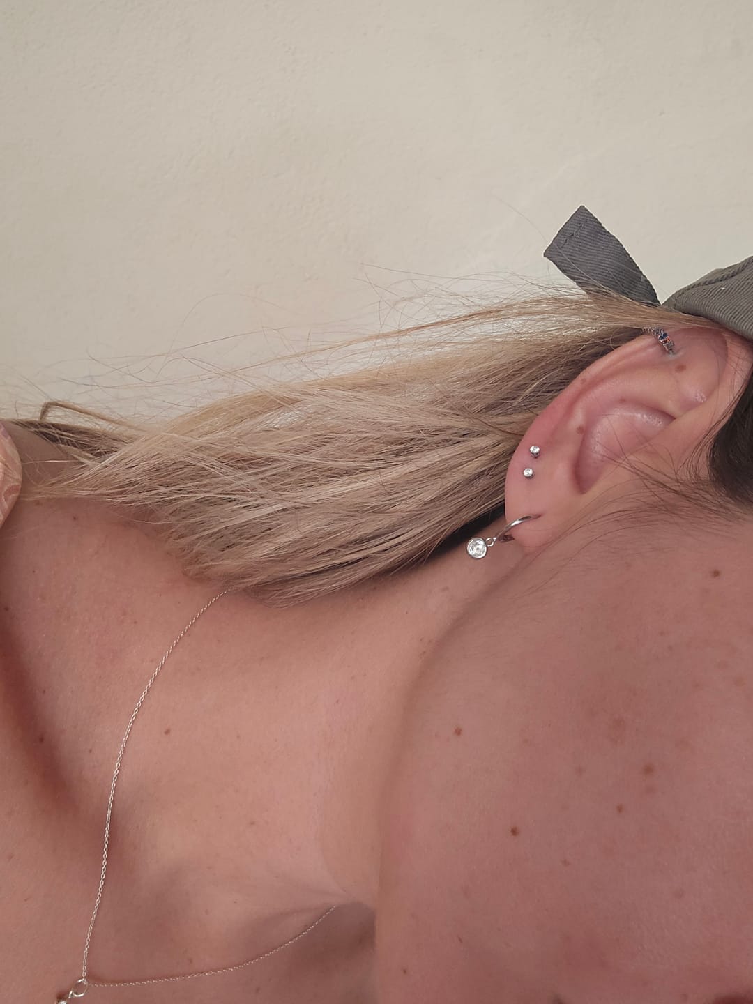Customer photo review of Pendientes Minimalist