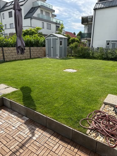 Kundenfoto des dunkelgrünen, kräftigen Rasens nach der Anwendung von RASENBLITZ™ SOMMERDÜNGER.