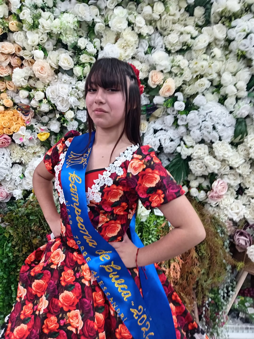 Customer photo review of Vestido China Huasa escote corazon negro rojo