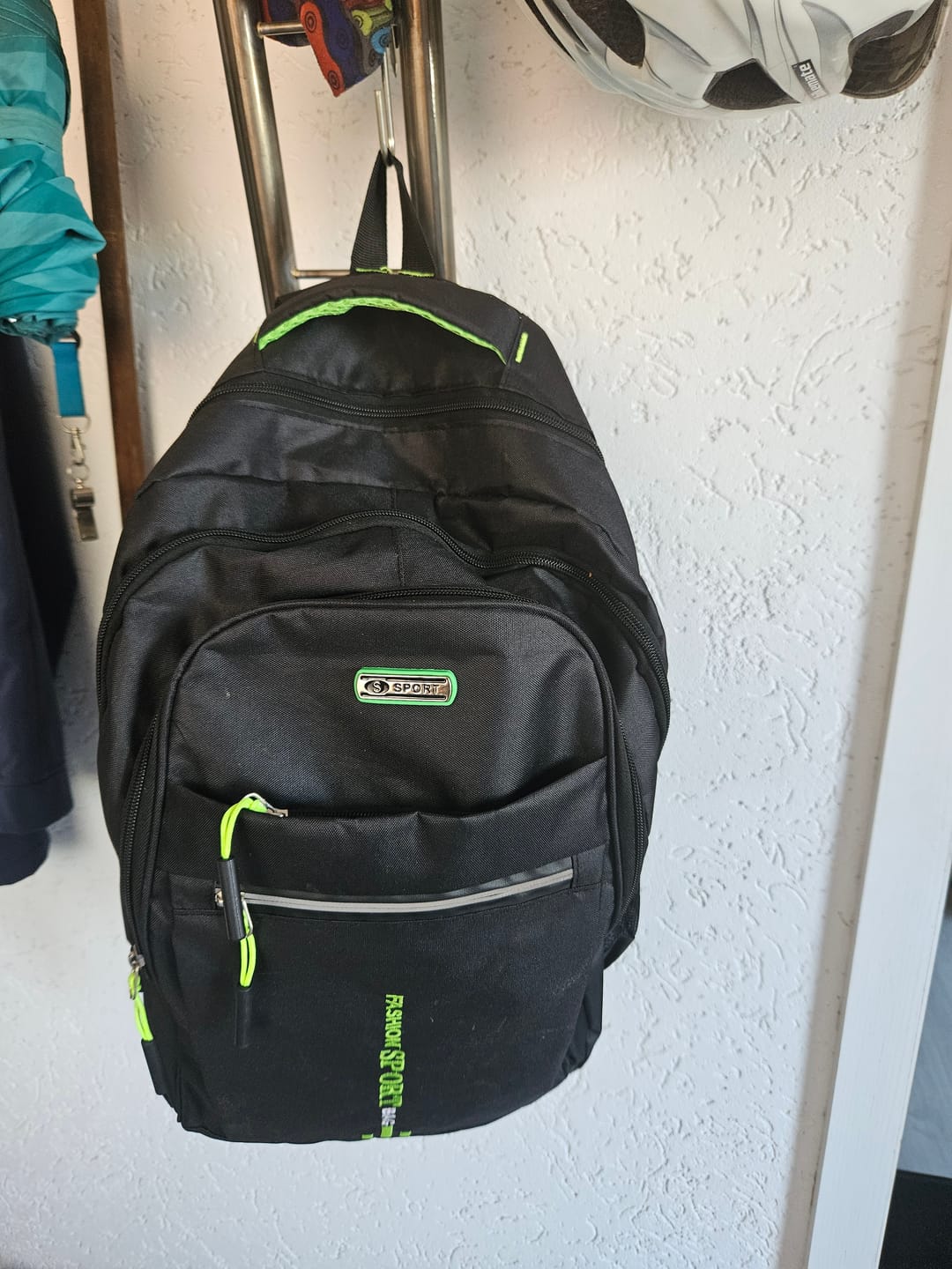 Customer photo review of Wasserdichter Oxford Herren Rucksack - UrbanGuard
