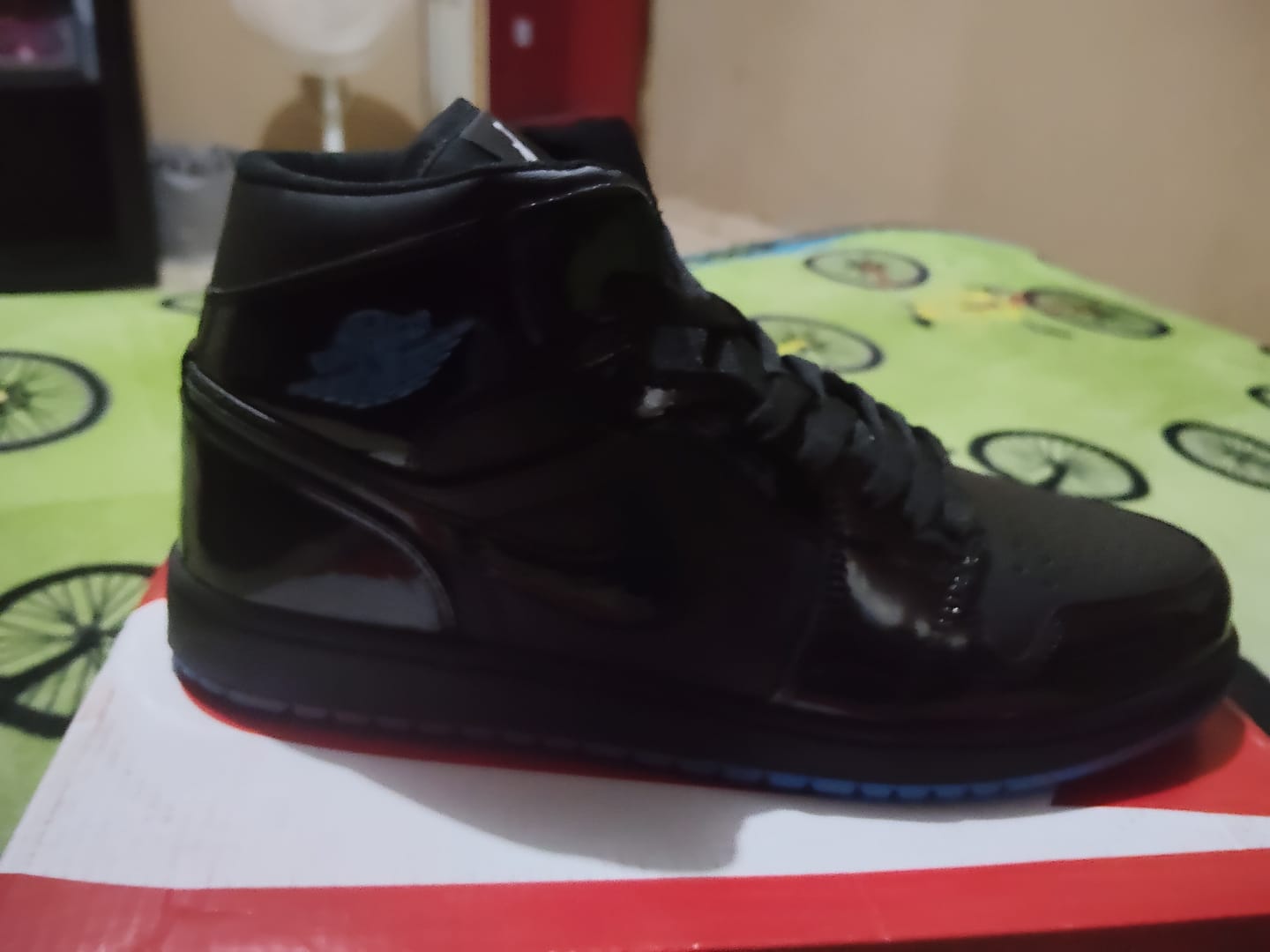 Customer photo review of Tenis Retro 1 Charol Negro Suela Turquesa