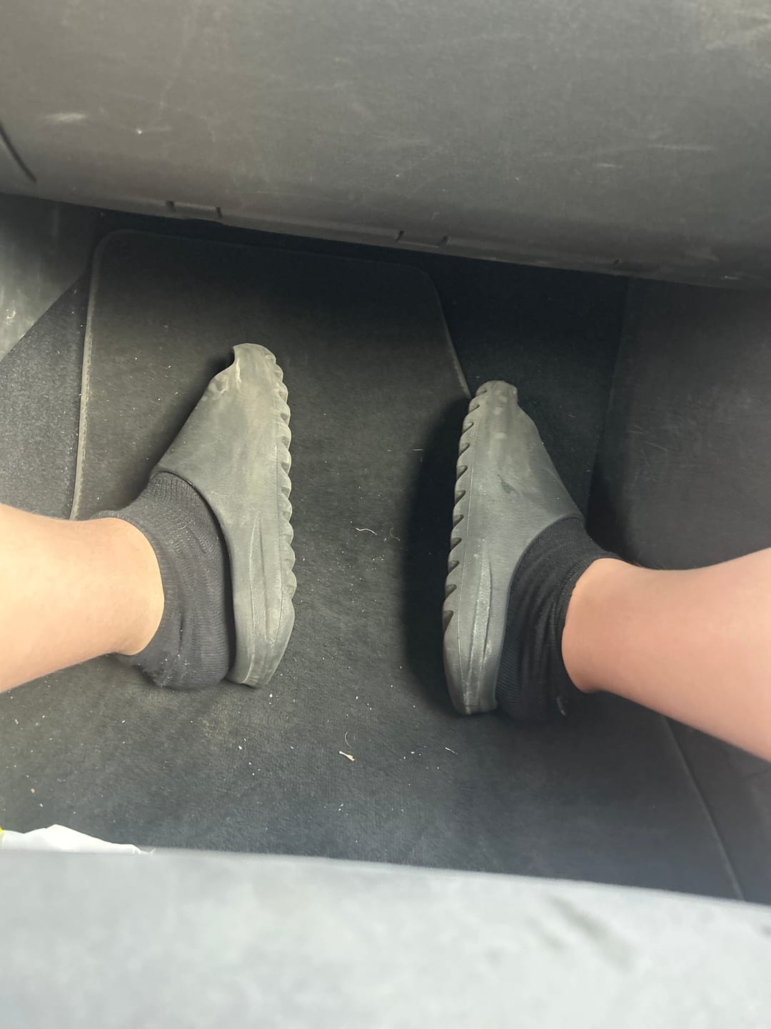 Customer photo review of Yeezy Slide Black