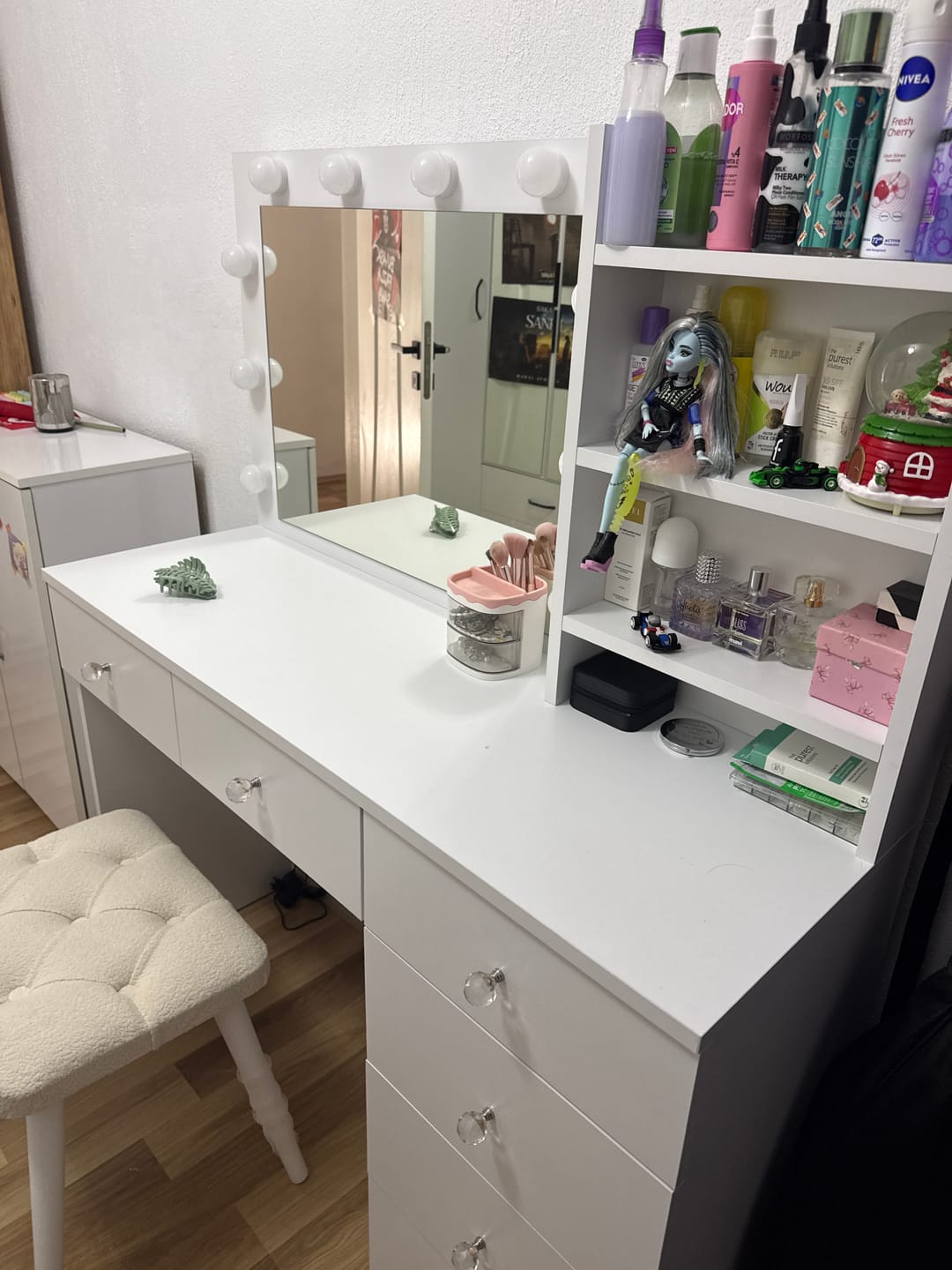 Customer photo review of Rani BJ162 Hollywood Işıklı Aynalı Kulis Makyaj Masası 6 Çekmeceli Takı Düzenleyici Puf Takım Beyaz