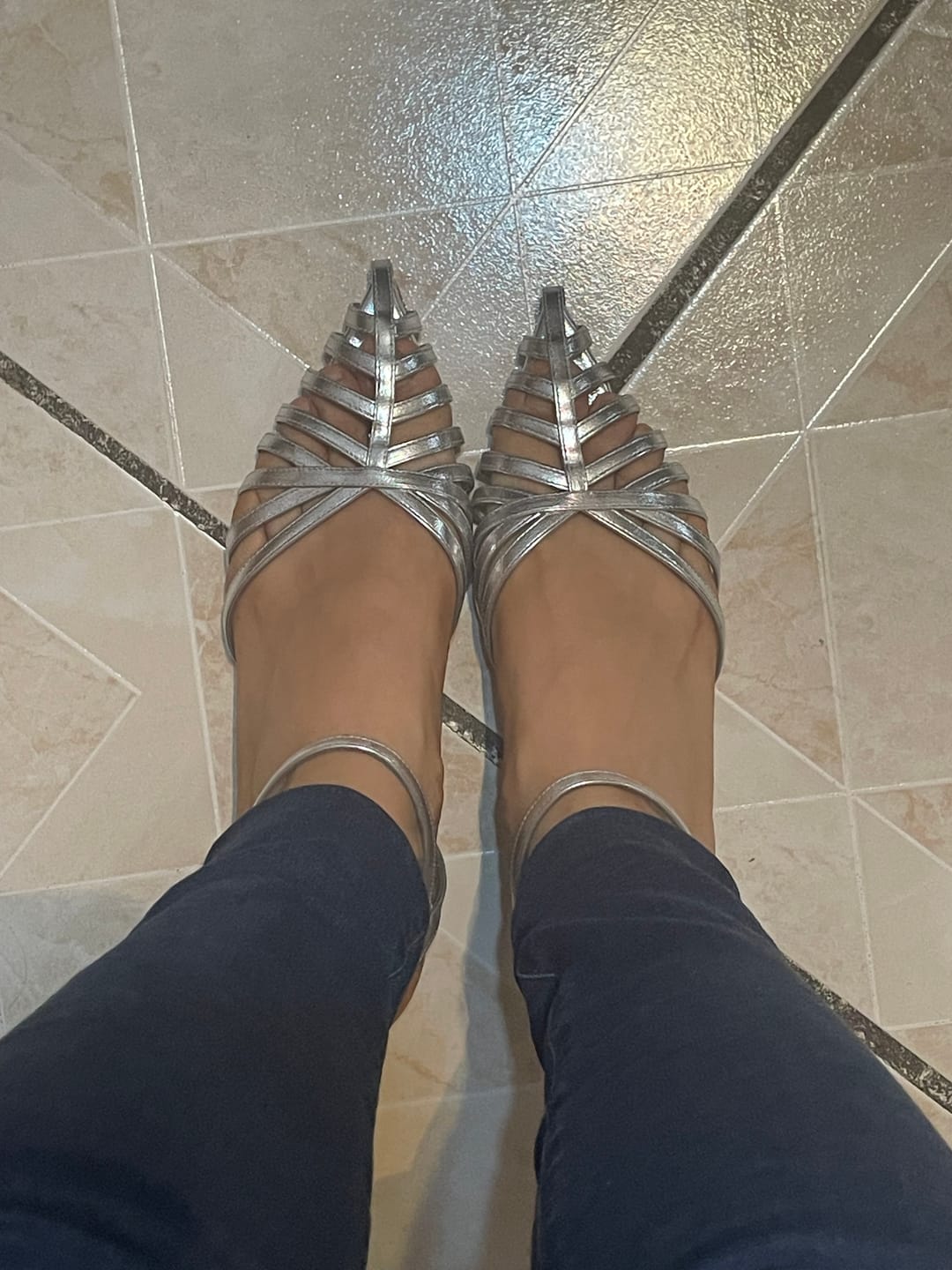 Customer photo review of ZAPATILLA DESTALONADA TACÓN KITTEN TIRAS PLATA