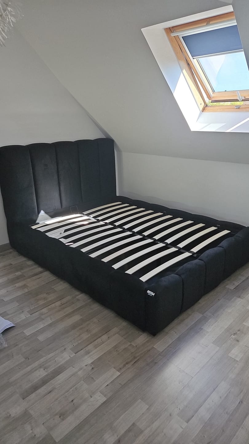 Customer photo review of Lit coffre design avec tête de lit matelassée - JADE