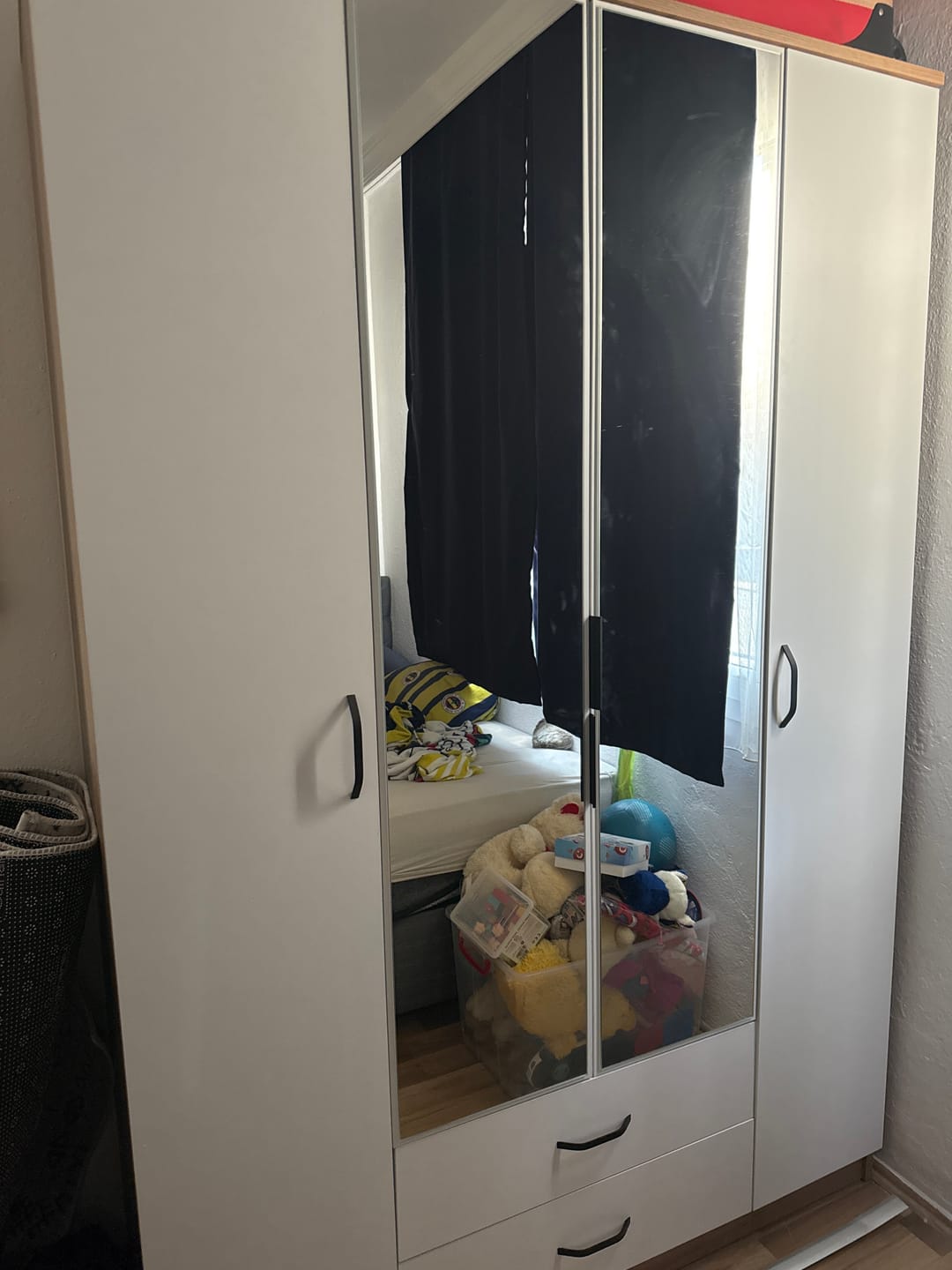Customer photo review of Rani BA131 Geniş Gardırop Elbise Dolabı Aynalı 4 Kapaklı 2 Çekmeceli 13 Raflı 1 Askılı Sepet Ceviz - Beyaz