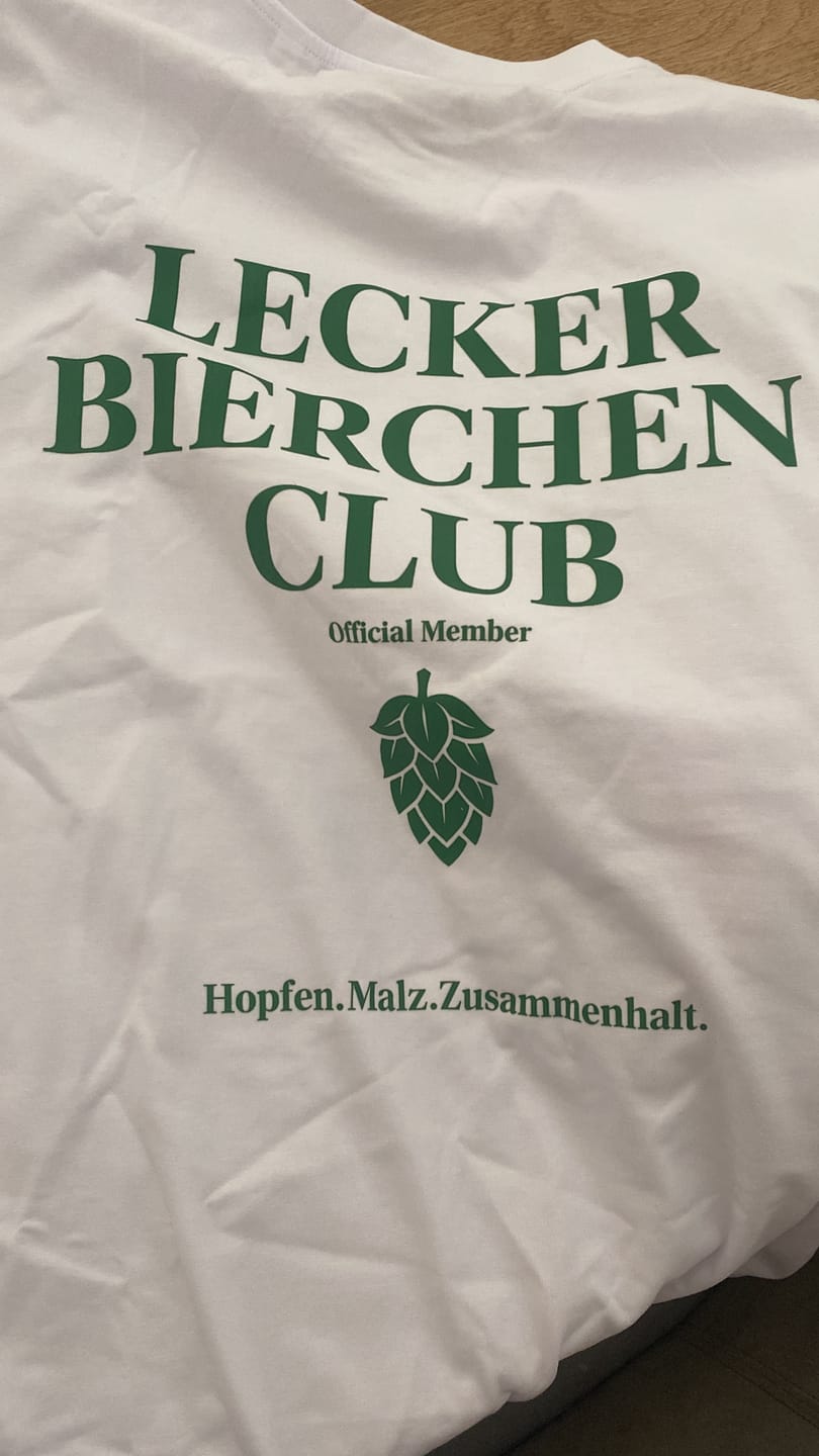 Customer photo review of Lecker Bierchen Club Rückendruck - Premium Unisex  T-Shirt