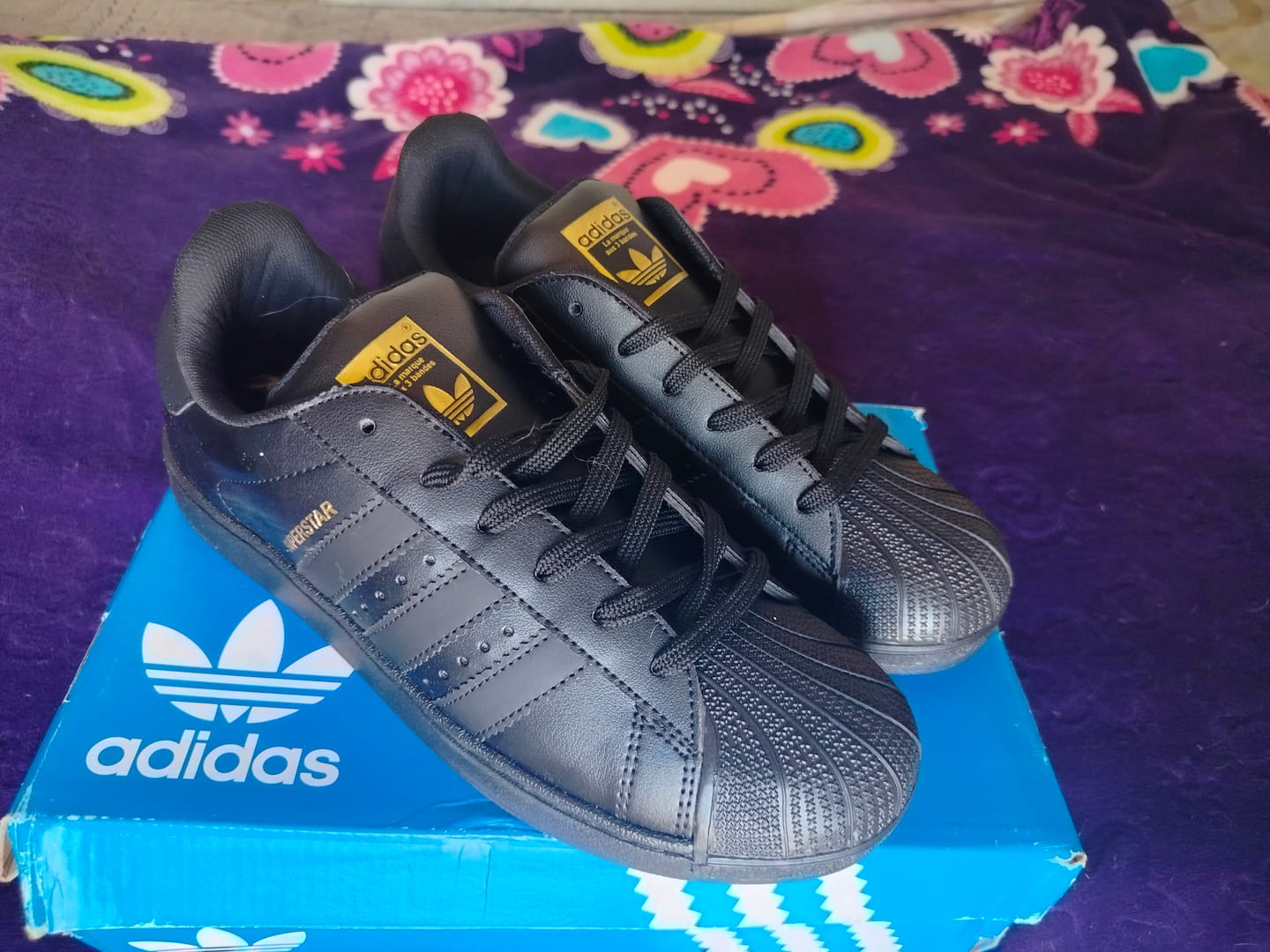 Customer photo review of Tenis Concha Negro Oro