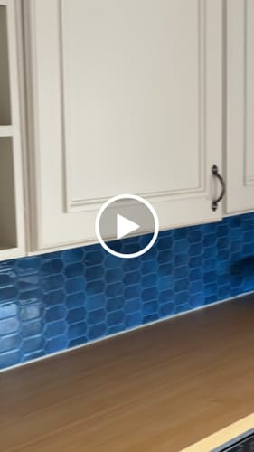 Kundeanmeldelse med video av 10-pk Alexandra blå selvklebende veggfliser