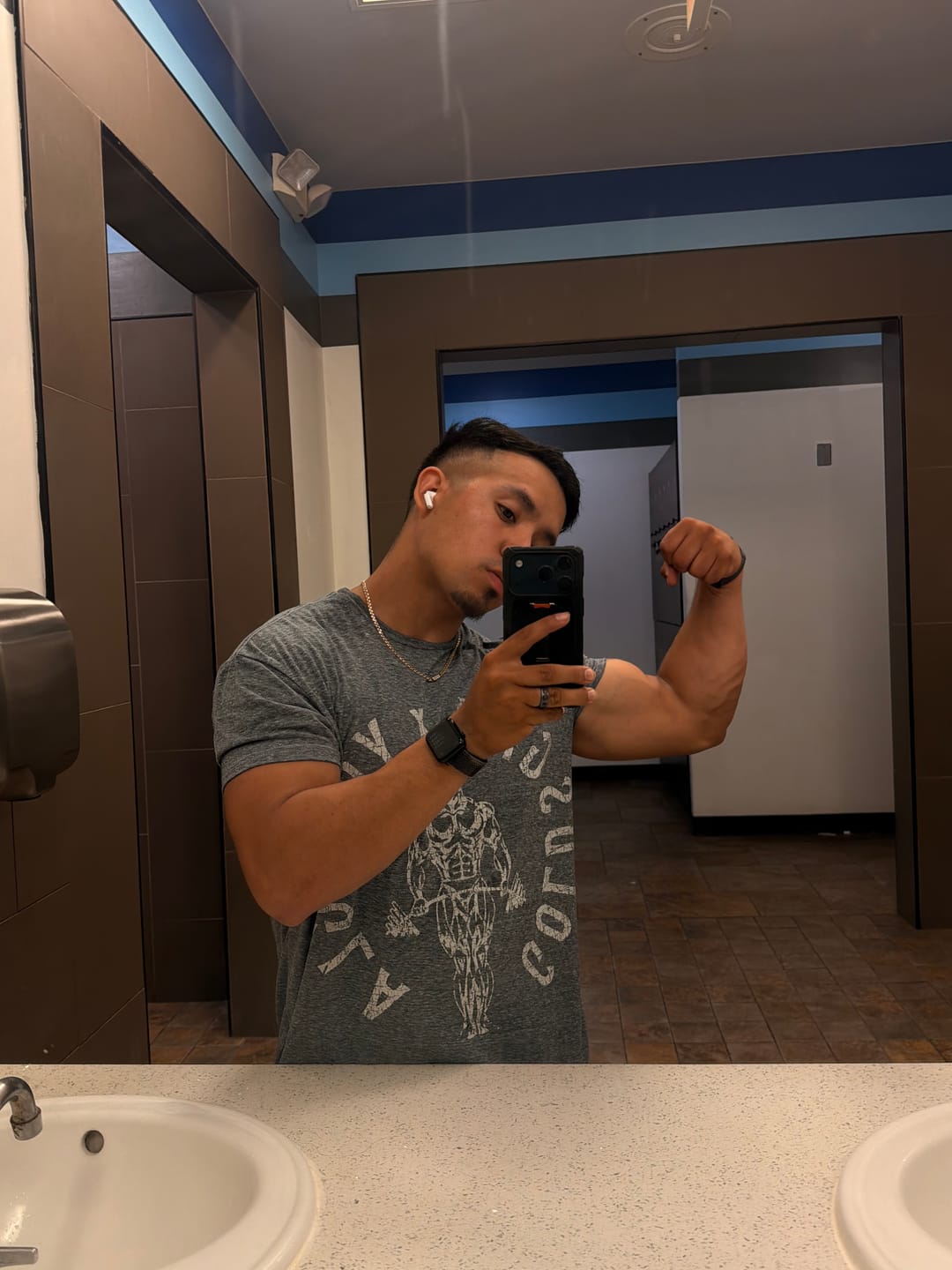 Customer photo review of 4206 - Gold's Gym Heather Tees