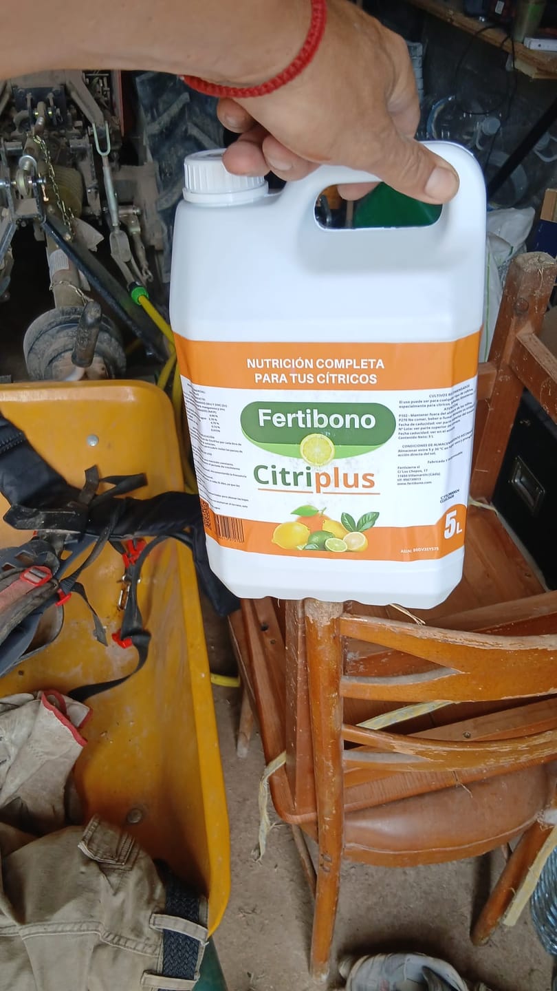 Customer photo review of Fertibono CitriPlus: Abono Cítricos, (5L), Rico en Hierro, Zinc, Calcio,Manganeso, Magnesio, AminoAcidos y NPK - Abono Plantas, Ecológico, Residuo Cero