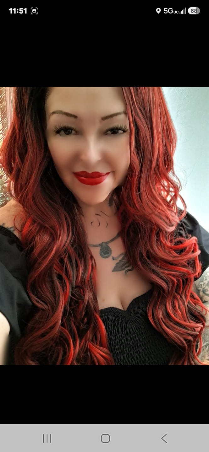 Customer photo review of Outre Melted Hairline Swirlista Glueless HD Lace Front Wig - SWIRL 112