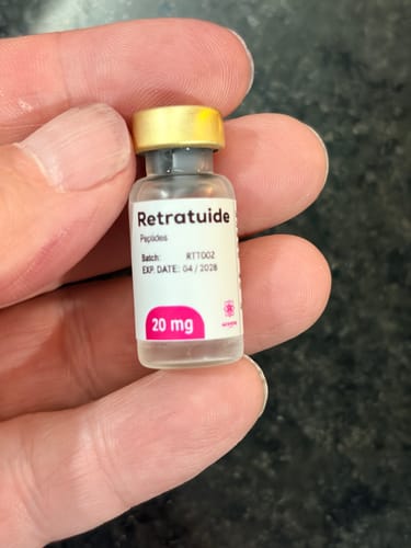 Un cliente muestra el vial de 20 mg de Aesthetic RX20 en su mano.